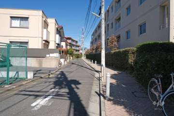 敷地西側の前面道路（南側から）