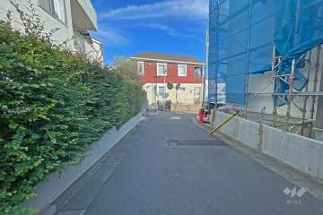 敷地南側の前面道路（西側から）