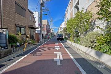 敷地西側の前面道路（南側から）