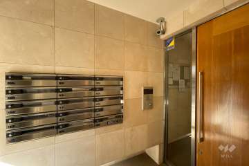 エントランスはオートロック付きです。