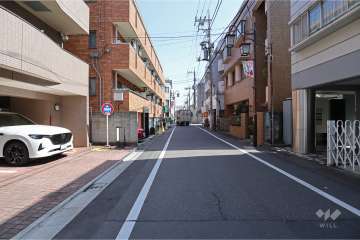 敷地南西側の前面道路（北西側から）