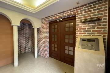 エントランスはオートロック付きです。