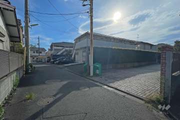 敷地東側の前面道路（北側から）