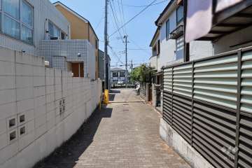 敷地北側の前面道路（東側から）