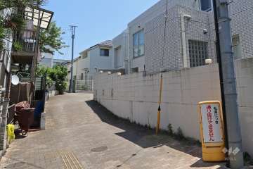 敷地北側の前面道路（西側から）