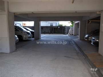 建物1階にある敷地内駐車場（平面式）