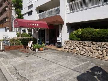 建物1階西側には店舗部分があります。