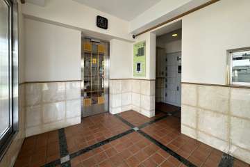 エントランスはオートロック付きです。