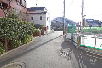 敷地西側の前面道路（北側から）