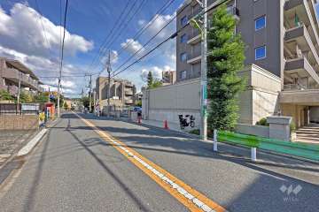 敷地北側の前面道路は粕谷区民センター通りです（西側から）。