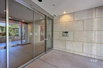 エントランスはオートロック付きです。