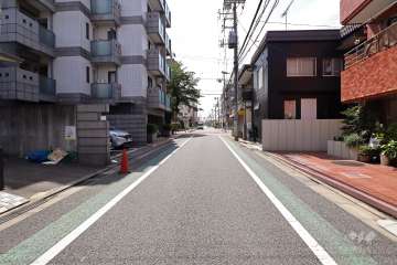 敷地南側の前面道路（東側から）