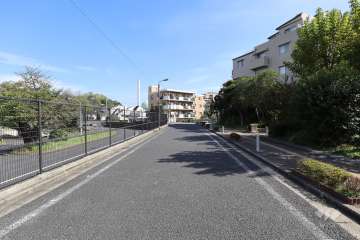 敷地北東側の前面道路　