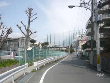 敷地北西側の前面道路。道を挟んで向かい側は西宮高等学校です。