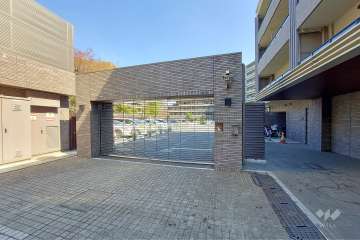 駐車場の出入り口（リングシャッター付き）