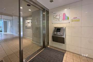 エントランスはオートロック付きです。