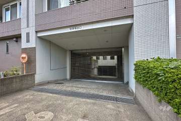 地下駐車場出入口（リングシャッター付き）