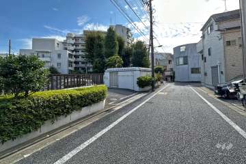 敷地北西側の前面道路（北東側から）