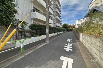 敷地東側の前面道路（南側から）