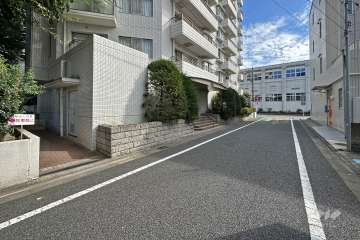 敷地西側の前面道路（北側から）