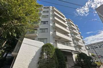 八幡山パークハウスの外観（北西側から）