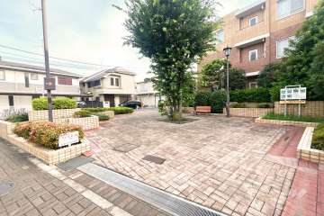 敷地に隣接する八幡山きすげ広場