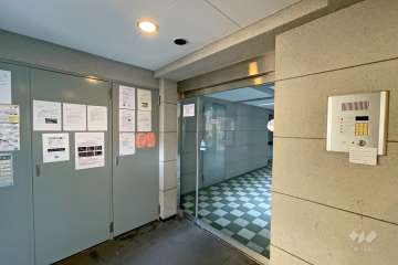 エントランスはオートロック付きです。