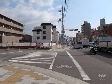 敷地の南側には国道2号線が走っています。