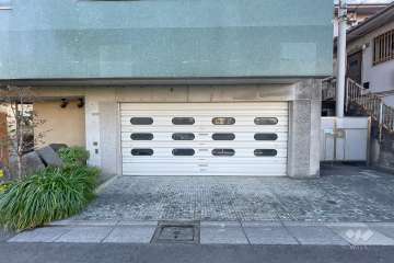 駐車場の出入り口（シャッター付き）