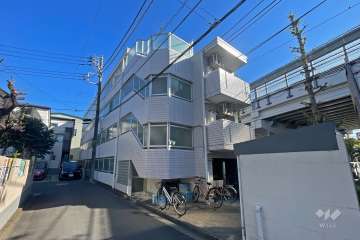 スカイコート千歳烏山第3の外観（西側から）