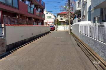 敷地東側の前面道路(南側から)