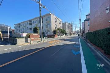 敷地北東側の前面道路