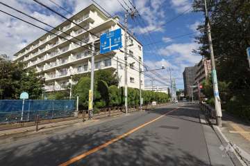 敷地東側の前面道路（南側から）