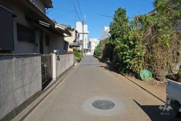 敷地西側の前面道路（南側から）