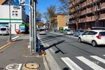 敷地南側の前面道路(東側から)