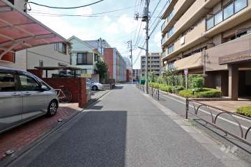敷地西側の前面道路（南側から）