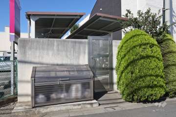 敷地南側にある駐輪場入口とゴミ置き場