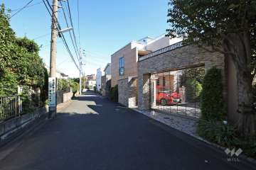 敷地北側の前面道路（西側から)