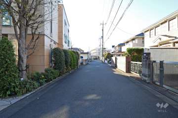 敷地北側の前面道路（東側から）