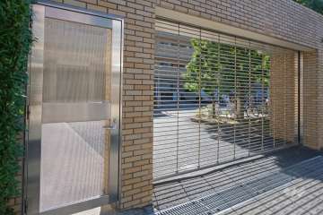 駐車場出入り口（リングゲート付き）