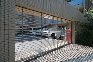 駐車場出入り口（リングシャッター付き