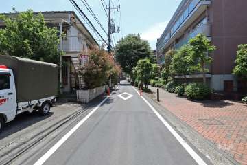 敷地東側の前面道路（北側から）