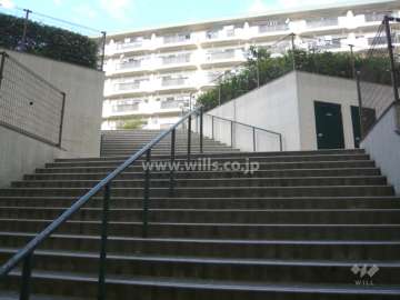 敷地内にアップダウンがあります。