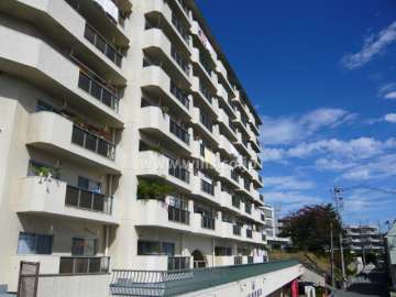 夙川ビューハイツの外観（D棟を南西側から）