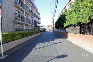 敷地北東側の前面道路（南東側から）