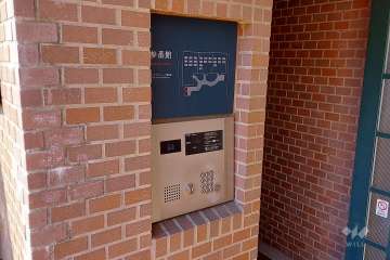 エントランスはオートロック付きです。