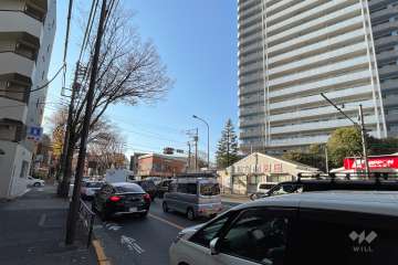 敷地南東側の前面道路（北東側から）