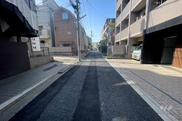 敷地東側の前面道路（北側から）