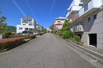 敷地南側の前面道路（東側から）