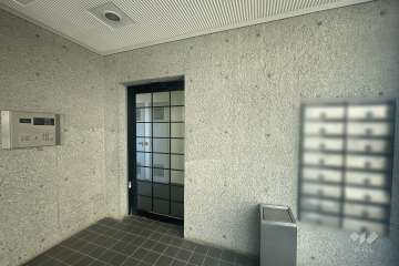 エントランスはオートロック付きです。